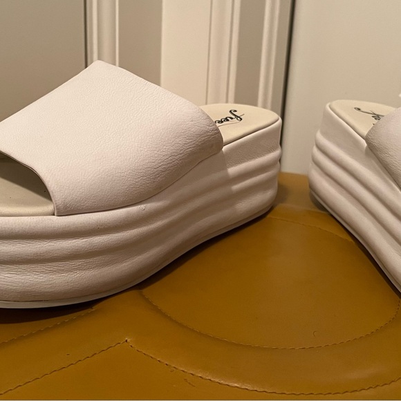 Free People platform slides - Picture 15 of 17